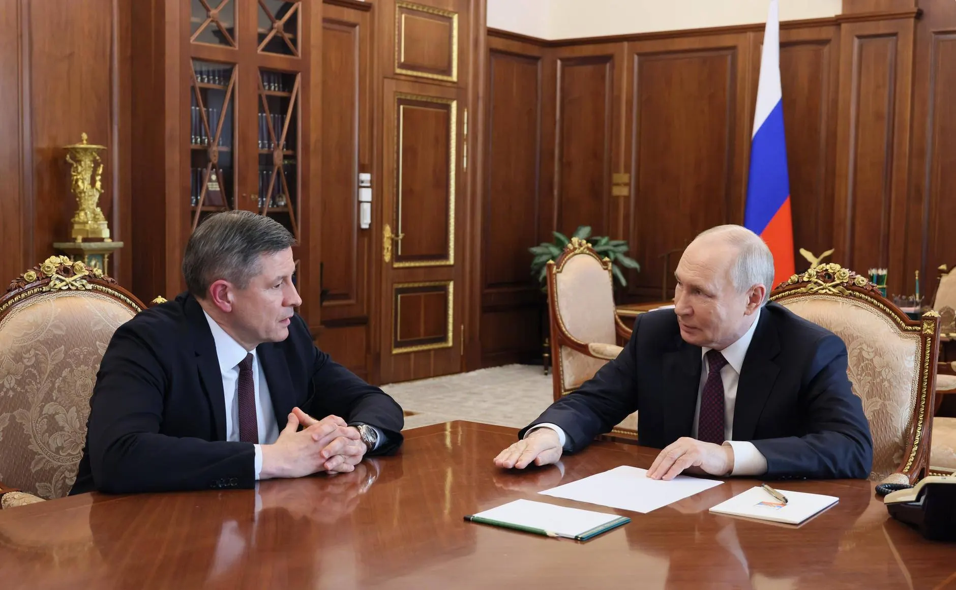 Президент провёл встречу в Кремле и представил Егора Ковальчука как временно исполняющего обязанности губернатора Брянской области. Ранее он руководил Миассом и занимал пост председателя правительства ЛНР.