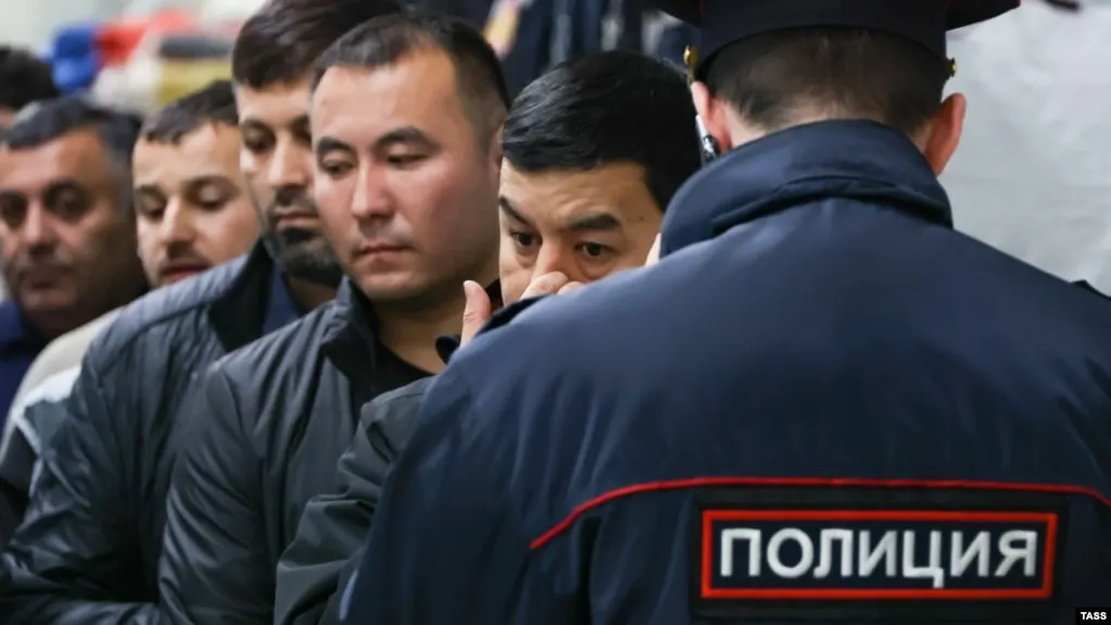Документ вводит административное выдворение из России для иностранцев и лиц без гражданства за участие в несогласованных митингах, «дискредитацию» ВС, призывы к санкциям и другие нарушения; число оснований вырастет до 58.
