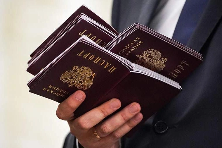 Фракция «Единая Россия» внесла поправки, по которым иностранцы с непогашенной судимостью смогут получить РВП, ВНЖ и гражданство, если их осудили за поддержку политики России или за поддержку СВО в других странах.