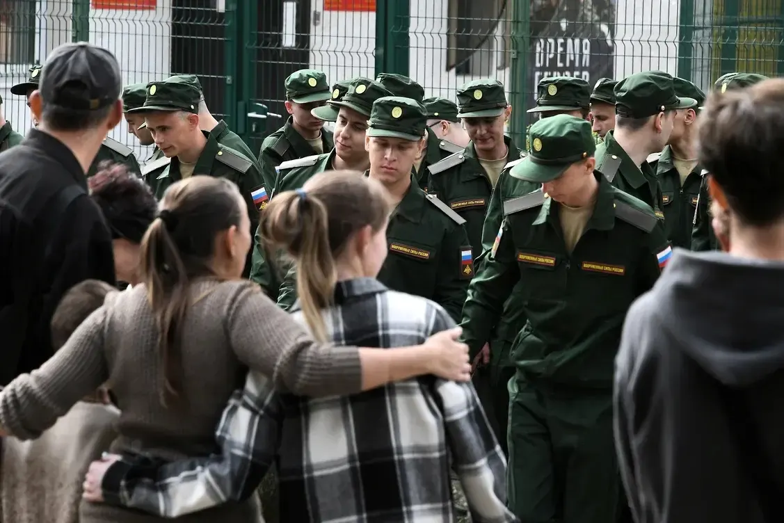 Группа из свыше 450 женщин готовит серию судебных исков против федерального закона, который лишает права на выплаты гражданских супруг без общего несовершеннолетнего ребёнка. Первый иск уже направлен в Верховный суд России.