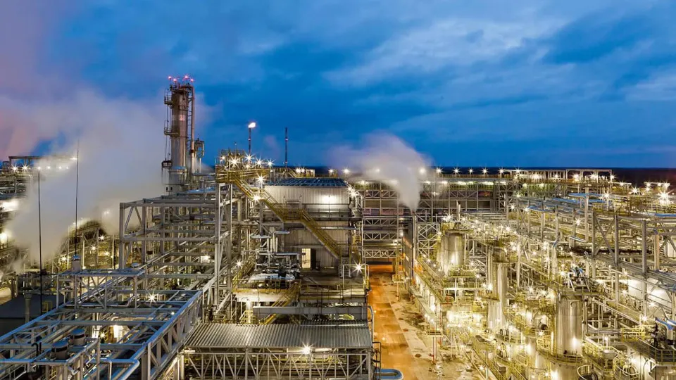 После ночной атаки дронов нефтеперерабатывающий завод в Киришах (Ленинградская область) парализован: остановлена переработка и приостановлена отгрузка продукции, масштаб повреждений требует длительного восстановления.