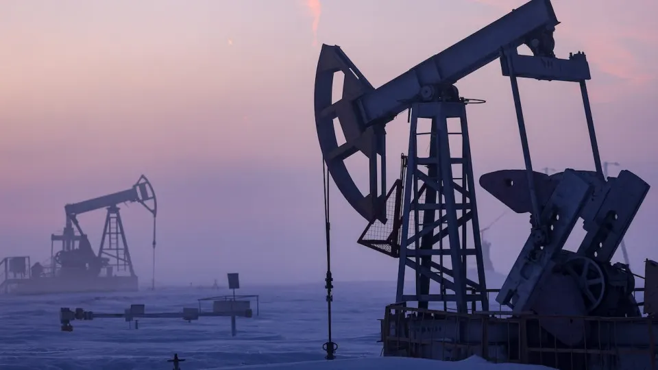 Минэкономразвития в обновлённом прогнозе ожидает сокращения нефтедобычи в 2026 году до примерно 511 млн тонн — самый низкий уровень с 2009 года; причины — ухудшение финансового положения компаний, снижение буровой активности и структурные ограничения.