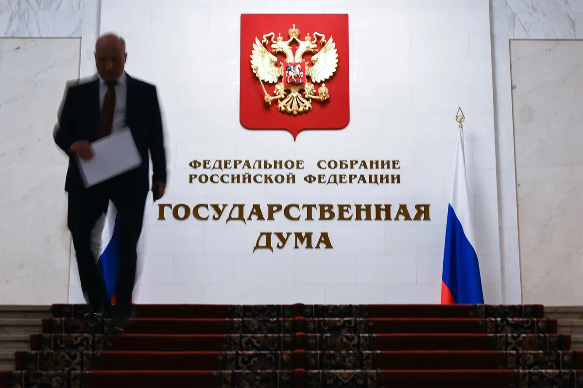 Документ, внесённый в 2024 году и прошедший первое чтение в мае 2025 года, предполагает закрытый перечень нарушений, за которые можно будет арестовывать имущество россиян, покинувших страну.