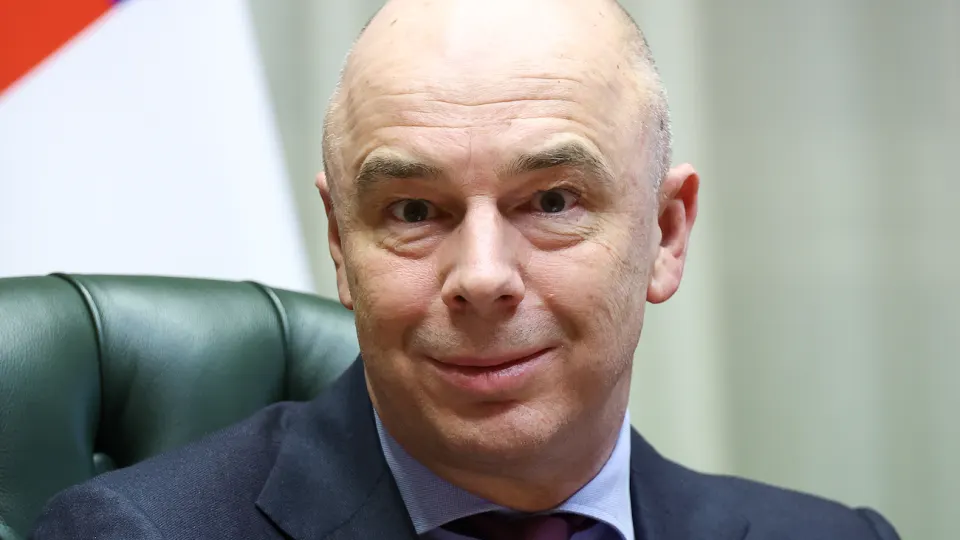 Ведомство пересматривает расходы — кроме обороны и соцобязательств — на фоне роста дефицита и снижения прогноза роста экономики; эксперты ожидают сокращений или повышения налогов.