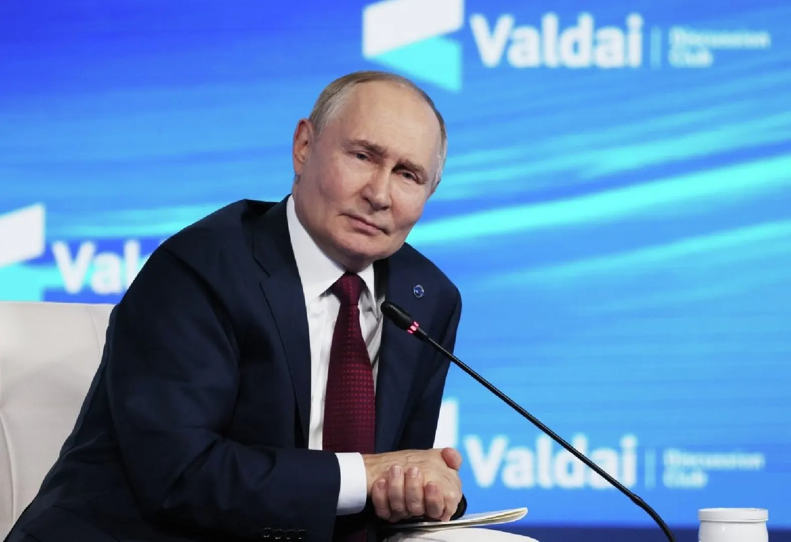 Международный уголовный суд разъяснил, что приглашение на переговоры не освобождает от обязательства исполнить ордер на арест — исключение возможно только при организации переговоров под эгидой ООН.