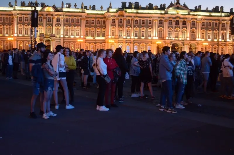 В ночь с 27 на 28 июня в Петербурге соберутся около 66 тысяч выпускников на празднике «Алые паруса — 2026». Правительство утвердило 300 приоритетных образовательных программ и увеличило число бюджетных мест; параллельно в Смоленске пройдут мероприятия ко Дню молодёжи.