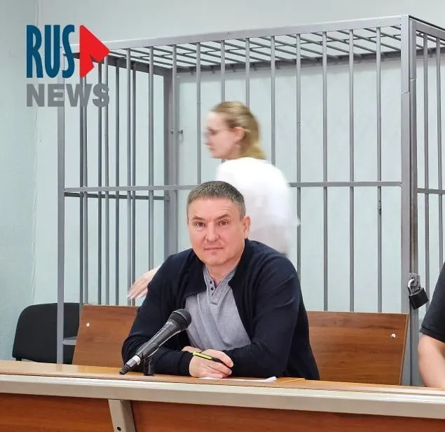 По решению суда в карцере дают бумагу и ручку лишь на полтора часа в сутки — правозащитник Алексей Соколов подал иск к Минюсту, отмечая, что этого времени часто недостаточно для подготовки заявлений и защиты.