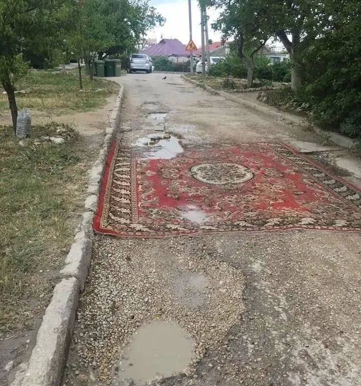 В Госдуму внесён законопроект, допускающий самостоятельный ремонт асфальтового покрытия во дворах и на местных дорогах. Сейчас за такие работы без согласования предусмотрен штраф; в правительстве инициативу пока не поддержали.