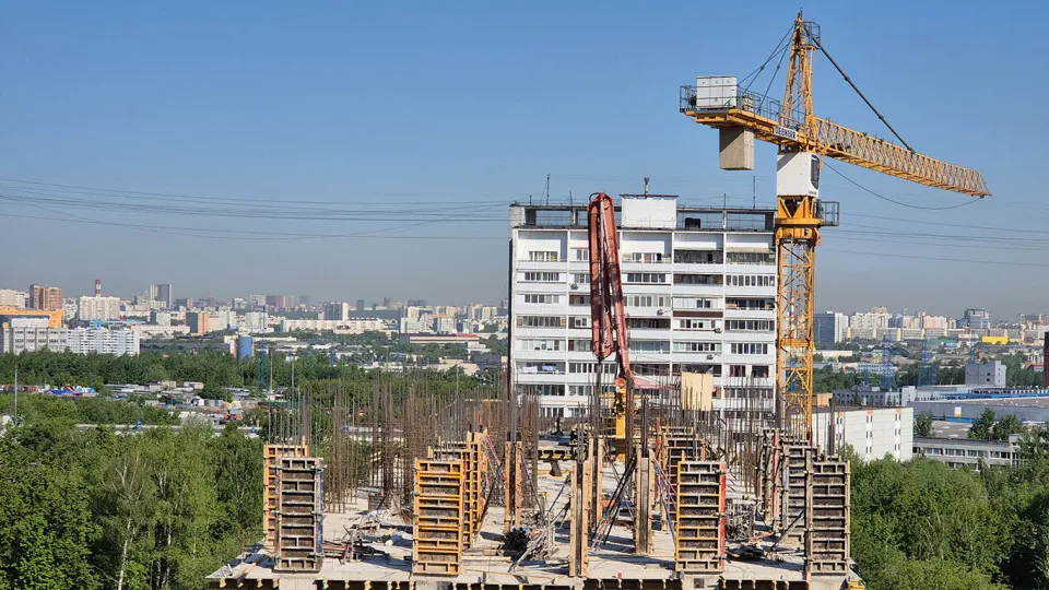 С июля вступают новые правила семейной ипотеки: ставка для семей с одним ребёнком вырастет, лимиты увеличат для многодетных. Ожидается снижение выдач и влияние на рынок новостроек.
