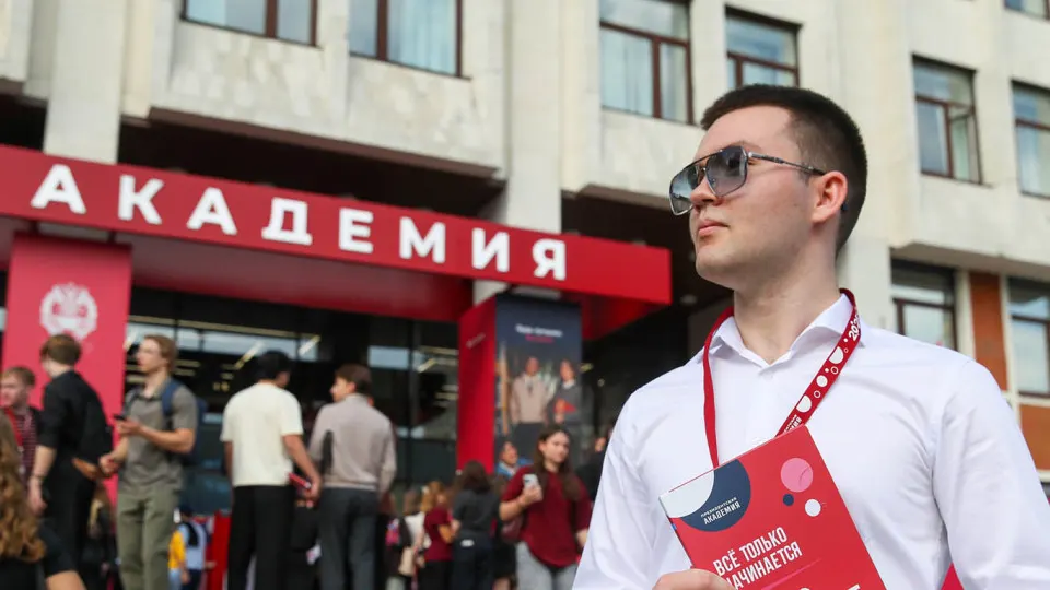 Вузы и организации предлагают студентам годовую службу в отрядах по противодействию беспилотникам с оплатой до 200 тыс. руб. в месяц, 30‑дневной подготовкой и возможностью академического отпуска. Кампания по набору идёт и на федеральном уровне.