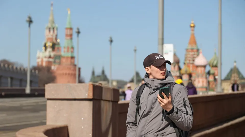 Правительство подготовило проект постановления об информационной системе с идентификаторами мобильных устройств (IMEI). Операторы будут вносить данные и блокировать SIM‑карты скомпрометированных телефонов; документ планируют ввести в действие 1 марта 2027 года.