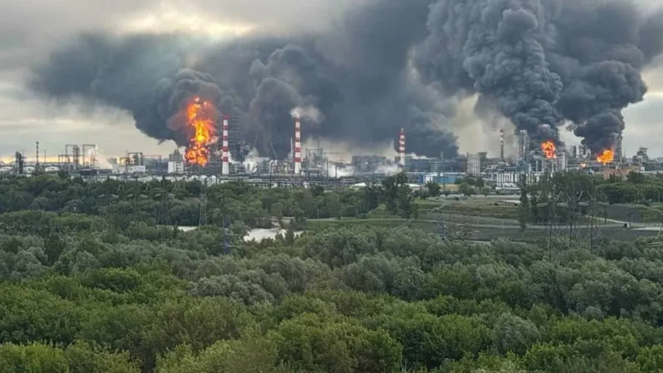 Украинские силы при содействии американской разведки проводят атаки по нефтеперерабатывающим заводам и военным целям на территории России; это привело к сокращению объемов переработки и локальным ограничениям на продажу топлива.