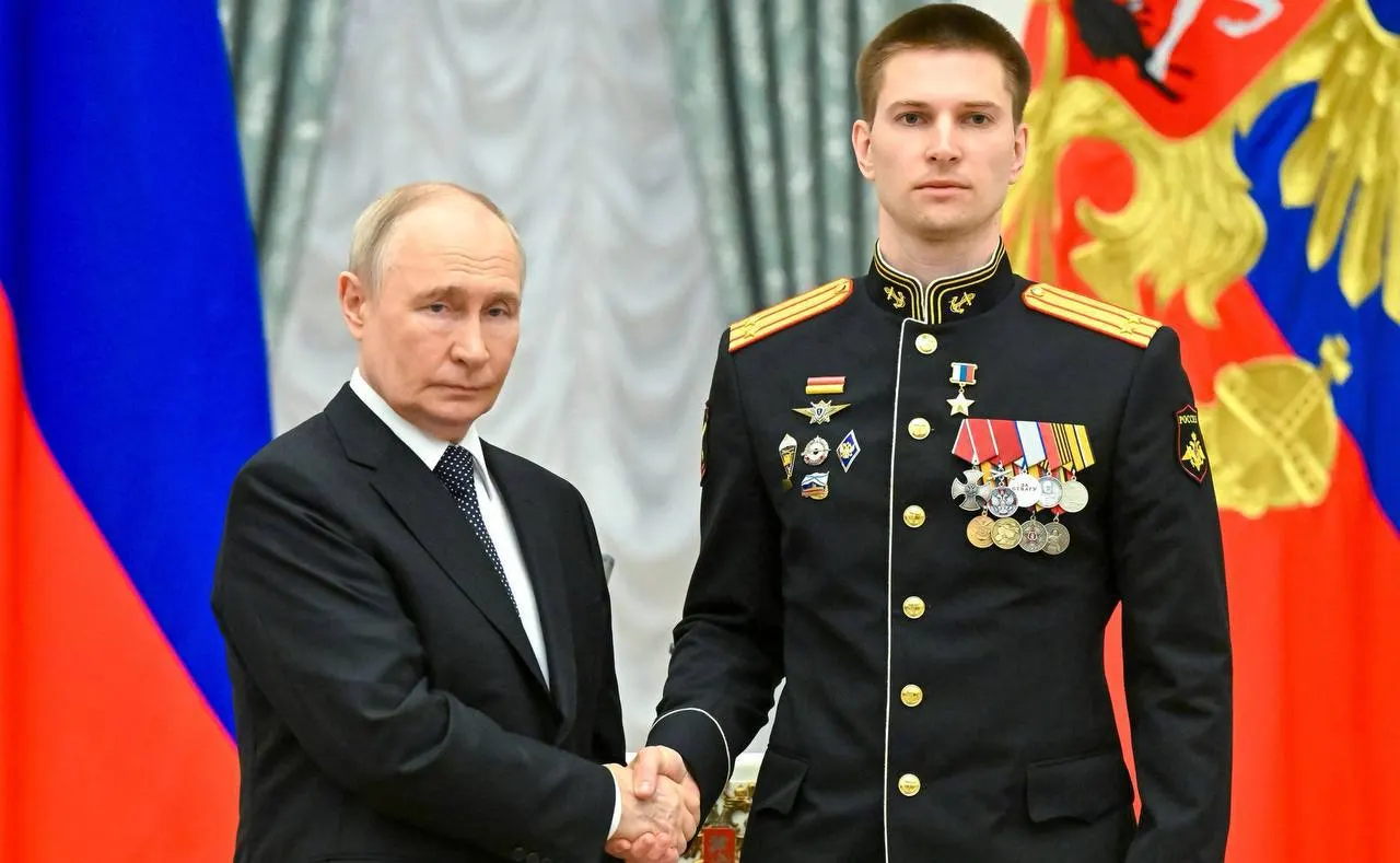 Президент лично вручил медаль «Золотая Звезда» за мужество в ходе специальной военной операции: Берестовский дважды был ранен, уничтожил три танка «Леопард-2» и участвовал в освобождении более 40 населённых пунктов.