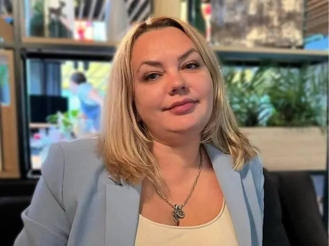 Анна Елисеева и ещё ряд фигурантов оспаривают передачу материалов уголовного дела в Краснодарский край. Заседание в Верховном суде назначено на 22 июля. Елисееву задержали в марте 2025 года; по делу проходят 12 человек, им инкриминируют мошенничество и дачу и получение взяток.