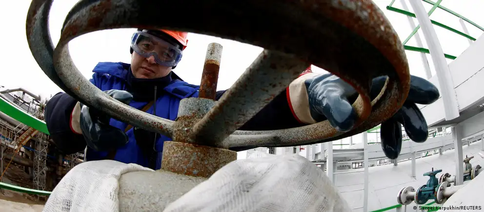 Утром дроны атаковали объекты Уфимского нефтеперерабатывающего комплекса: по предварительным данным пострадали два крупных завода. По всей стране фиксируют последствия для топливного рынка и усиление обороны.