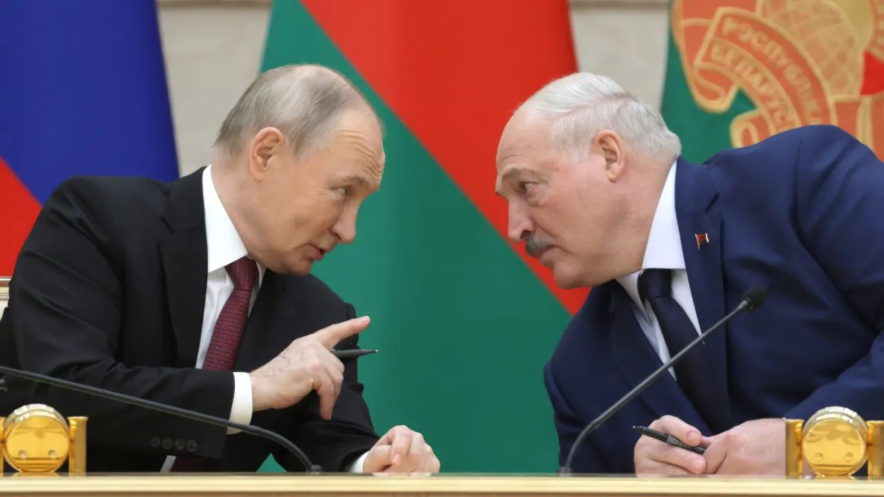 26 июня в резиденции на Валдае прошла закрытая встреча президентов России и Беларуси. Публичных заявлений не последовало — стороны обсуждали безопасность, торгово‑экономическое сотрудничество и вопросы Союзного государства на фоне обострения у белорусско‑украинской границы.