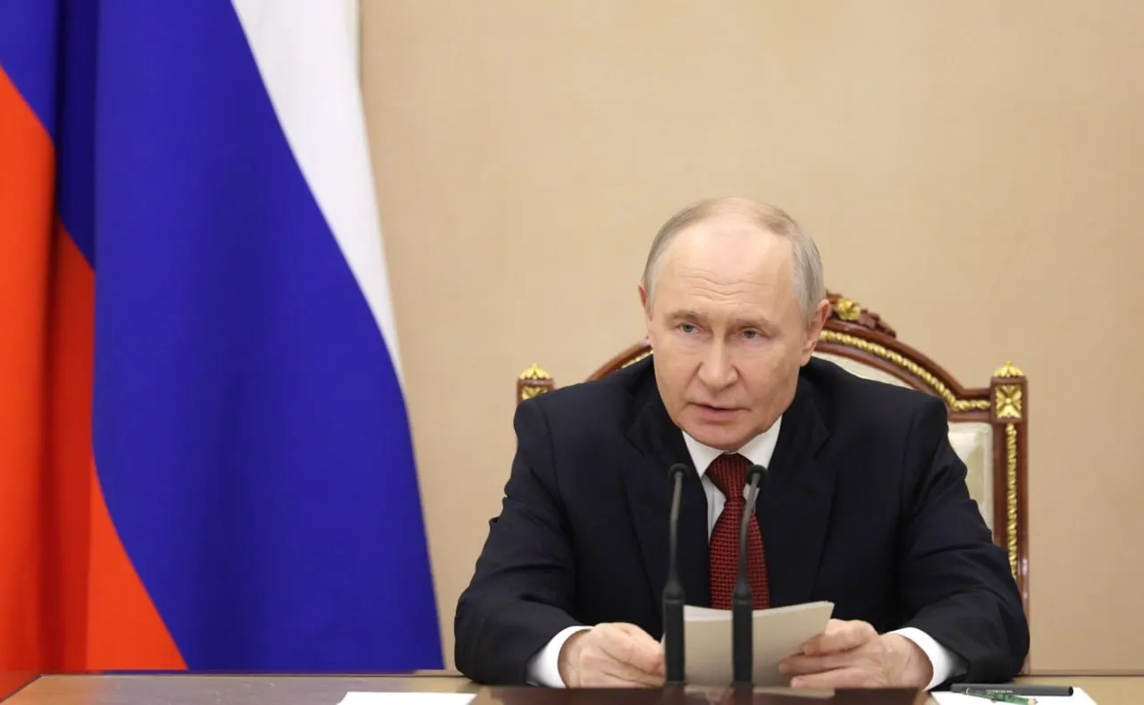 Президент провёл совещание по снабжению топливом регионов и заявил, что резервы бензина сопоставимы с прошлогодними — снижение всего 4%. При этом в ряде регионов остаются очереди и локальные перебои после ударов по НПЗ.