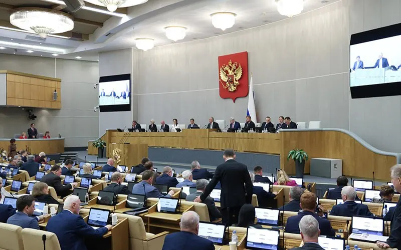 Госдума приняла закон о штрафах для владельцев сайтов за нарушение правил авторизации пользователей, в том числе за использование иностранных почтовых сервисов; в тексте — размеры санкций и итоги голосований.