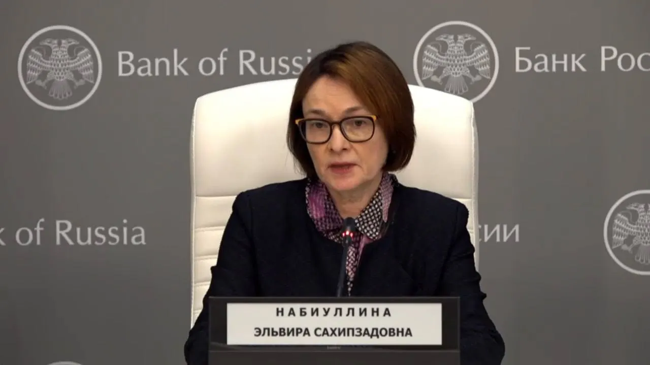 Глава Центробанка провела пресс‑конференцию, заявив, что из‑за простуды потеряла голос; регулятор при этом снизил ключевую ставку до 14,25% годовых.