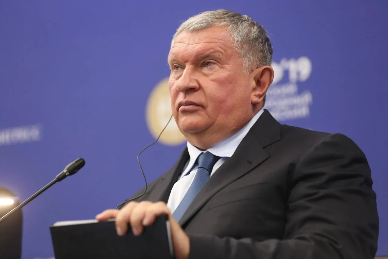 Игорь Сечин в конце мая направил президенту пакет инициатив — от приостановки биржевых продаж до повышения доли внутренней переработки сырья; поручение о рассмотрении инициатив получил вице‑премьер Александр Новак.