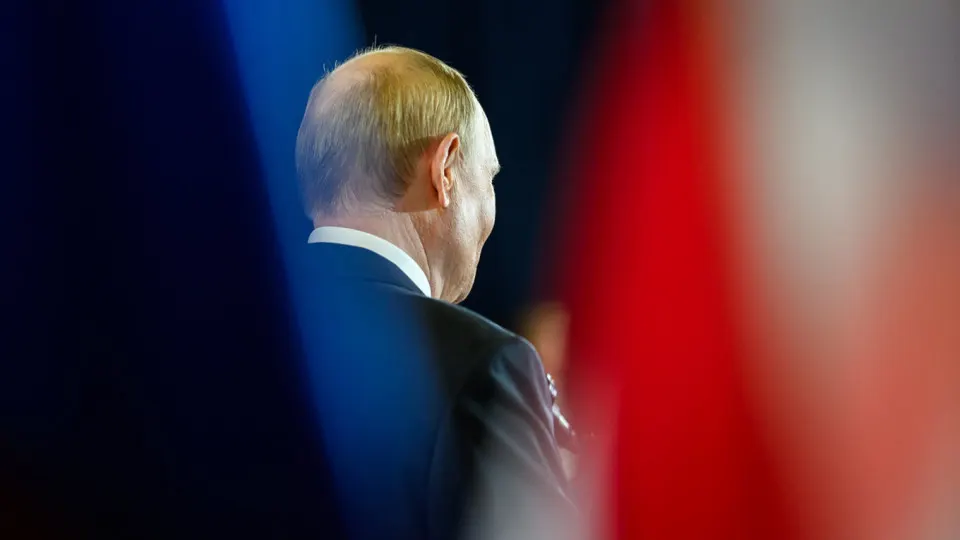 Правительство зафиксировало порог годовой выручки для уплаты НДС в 20 млн рублей до 2029 года. Мера временно облегчит налоговое бремя тысяч компаний, но сократит доходы бюджета и не устраняет проблемы спада спроса и роста теневой экономики.
