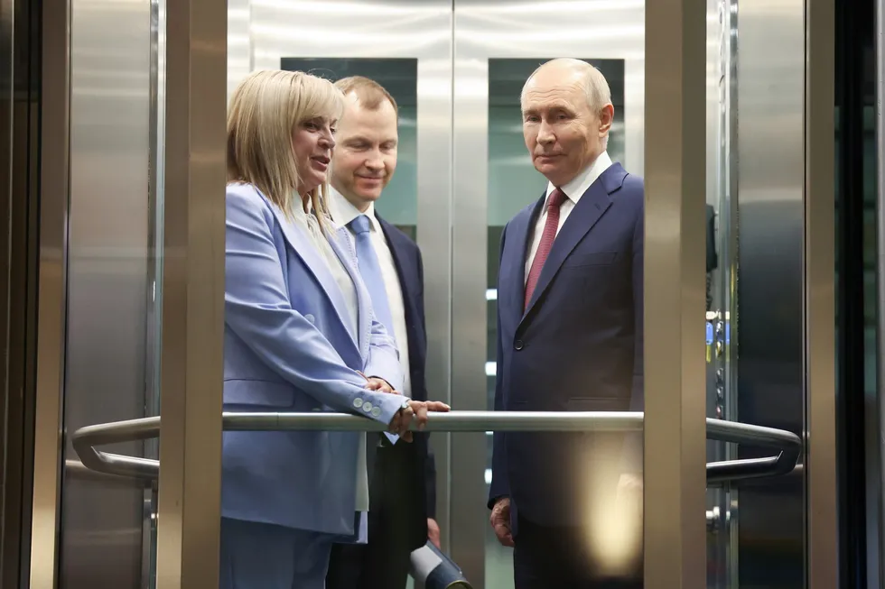 Руководители силовых структур, в том числе ФСБ и Росгвардия, якобы настаивают на переносе или отмене выборов в Госдуму — в администрации обсуждают этот сценарий, но официальных документов нет; основанием называют ухудшение экономической ситуации, падение поддержки правящей партии и угрозы безопасности.