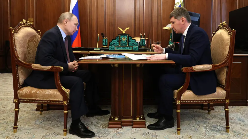Президент поручил запустить новый инвестиционный цикл и назвал рост вложений ключевым индикатором работы власти. Экономические условия — высокие ставки, бюджетная экономия, страх национализации и последствия войны — сдерживают компании и дают экспертам повод прогнозировать дальнейшее падение инвестиций.