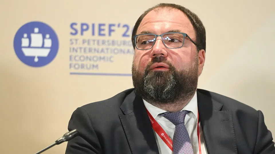 Минцифры анонсировало планы по внедрению обязательной возрастной идентификации на онлайн‑платформах; обсуждают варианты через «Госуслуги», биометрию и риски утечек персональных данных.