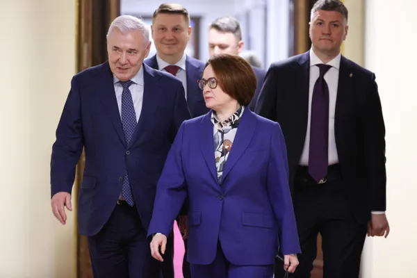 На совещании обсуждались снижение инфляции и возможное уменьшение ключевой ставки. Глава ЦБ Эльвира Набиуллина и её заместители на встрече не присутствовали; в ЦБ объясняют её отсутствие больничным. Срок полномочий Набиуллиной истекает в 2027 году — рассматриваются несколько кандидатов на место главы регулятора.