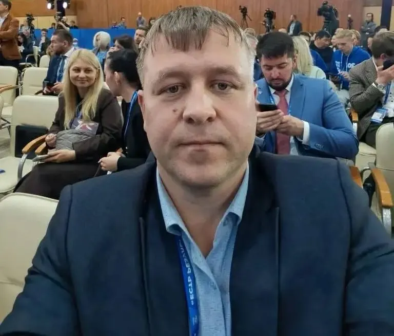 Суд остановил полномочия Александра Шадрина из‑за конфликта интересов — он устроил отца водителем в администрацию; сам Шадрин утверждает, что проблемы начались после его критики муниципальной реформы.