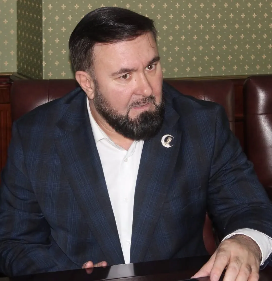 В указе от 26 июня омбудмену Чечни Мансуру Солтаеву присуждена грамота за укрепление законности и защиту прав граждан. Оппозиционные и правозащитные круги указывают на его публичные нападки и спорные случаи, связанные с исчезновениями.