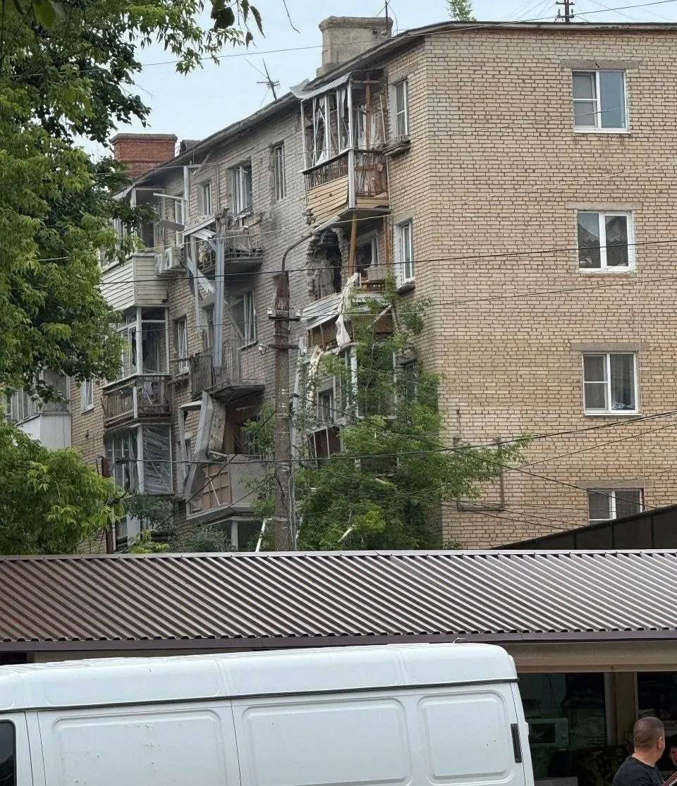 В Тульской области беспилотник попал в многоквартирный дом в Щёкино, жителей эвакуировали. Минобороны сообщает о 301 сбитом беспилотнике за ночь; в Москве к утру зафиксировано 80 сбитых БПЛА, аэропорты вводят ограничения.