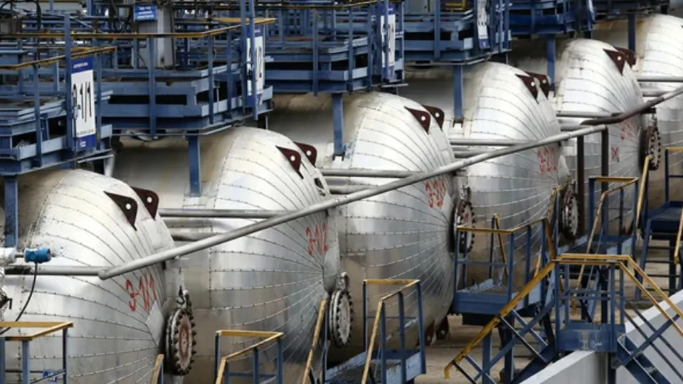 Планируется временно сократить минимальные продажи бензина на бирже с 15% до 10% на период с июля по сентябрь 2026 года, чтобы освободившиеся объёмы направить сельхозпроизводителям и социально значимым организациям.