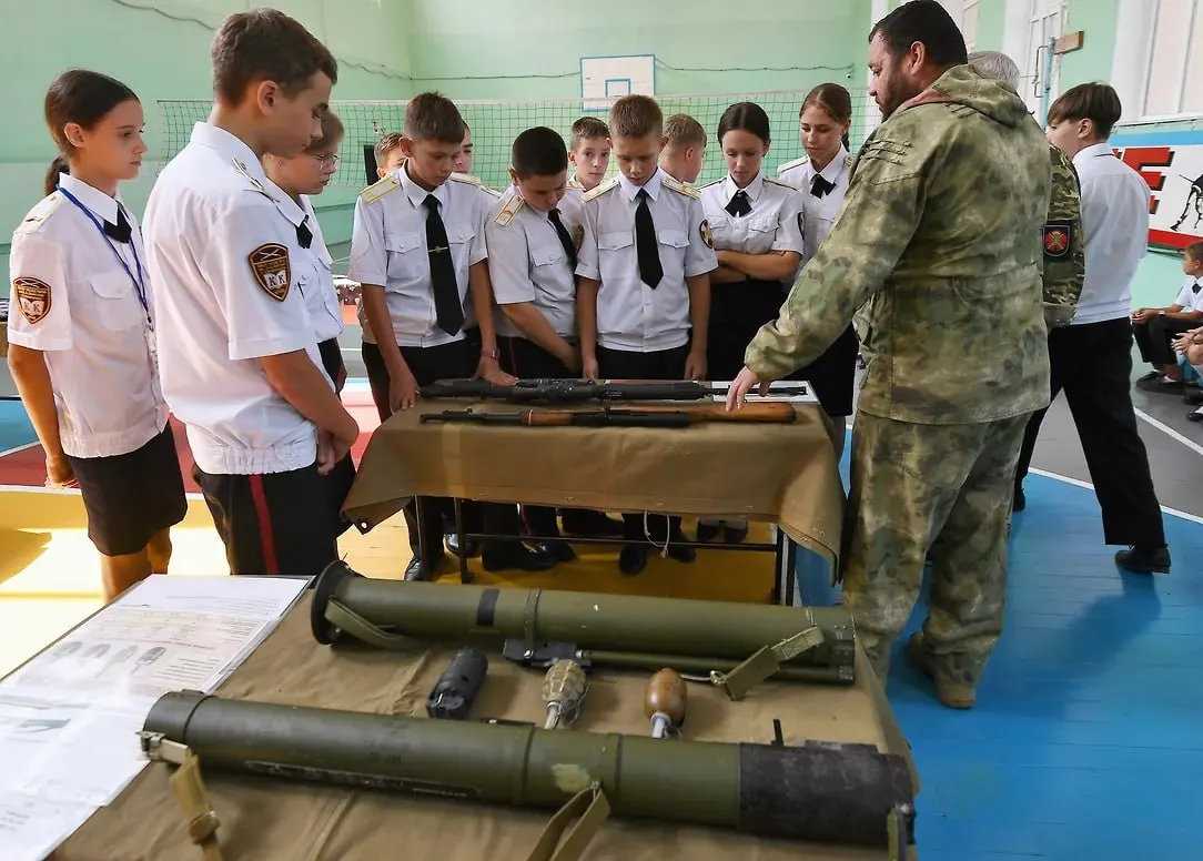 Российское военно‑историческое общество предложило вовлечь школьников и студентов в сбор рассказов участников и волонтёров СВО; по словам общества, инициативу уже одобрило Минобрнауки. Материалы планируют разместить в школьных музеях и цифровом архиве.