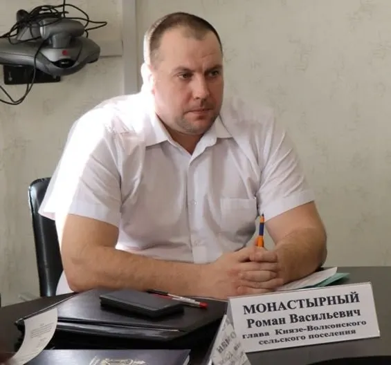 Совет депутатов Князе-Волконского сельского поселения 9 июня проголосовал за отставку Романа Монастырного после его отказа подписывать решение о муниципальной реформе; заседание прошло в закрытом режиме.