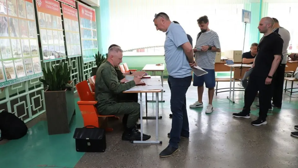 Минобороны объявило о плановых мобилизационных учениях в Гродненской области (17–26 июня): предусмотрены проверка данных резервистов, контрольные явки и вызовы на сборы. По данным источников, с начала 2026 года на Минск усиливается давление с требованием участия в эскалации конфликта на Украине. По стране также продолжаются другие силовые учения.