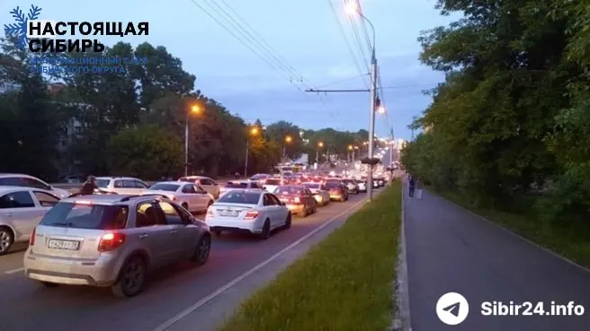 После введения жестких лимитов на АЗС в ряде сибирских регионов особенно остро обострилась ситуация в Иркутске: люди проводят по 8–9 часов в очередях, а общественный транспорт рискует остаться без топлива.