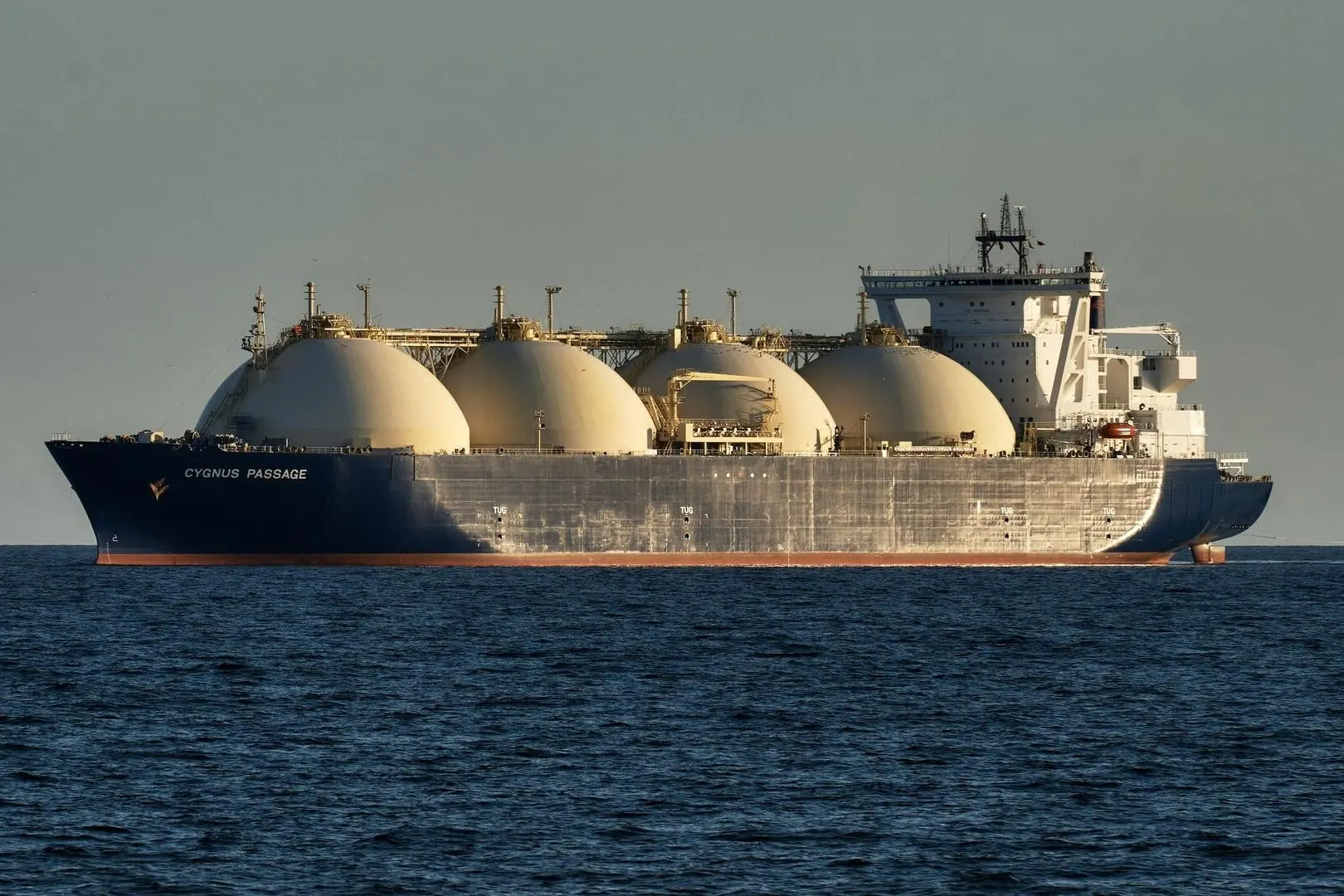 После введения запрета на импорт российского сжиженного природного газа компании из ЕС не смогут направлять купленный в рамках долгосрочных контрактов СПГ на рынки за пределами Евросоюза — это ставит под вопрос выполнение некоторых поставок и меняет логику торговли.