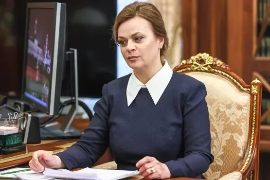 Президент подписал указ о включении статс‑секретаря — заместителя министра обороны Анны Цивилевой в президиум Совета при президенте РФ. По данным расследования, она является родственницей президента и замужем за бывшим губернатором Кемеровской области. Ранее фонд «Защитники Отечества» получил расширенные полномочия.