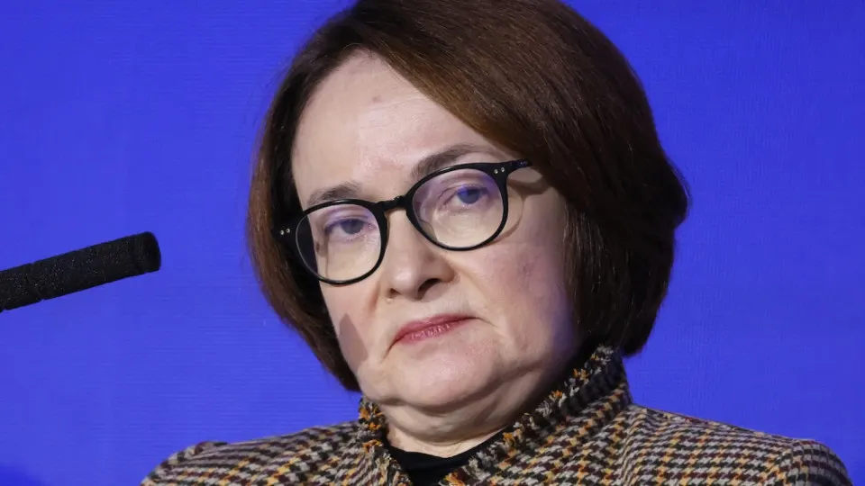Резкий рост цен на бензин и падение выпуска нефтепродуктов ставят под сомнение возможность существенного смягчения денежно‑кредитной политики в этом году.