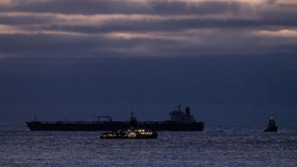 Из‑за скачка цен на нефть после конфликта на Ближнем Востоке Еврокомиссия предложила временно приостановить очередную корректировку ценового потолка на российскую нефть, чтобы избежать его повышения и дать рынкам время на стабилизацию.