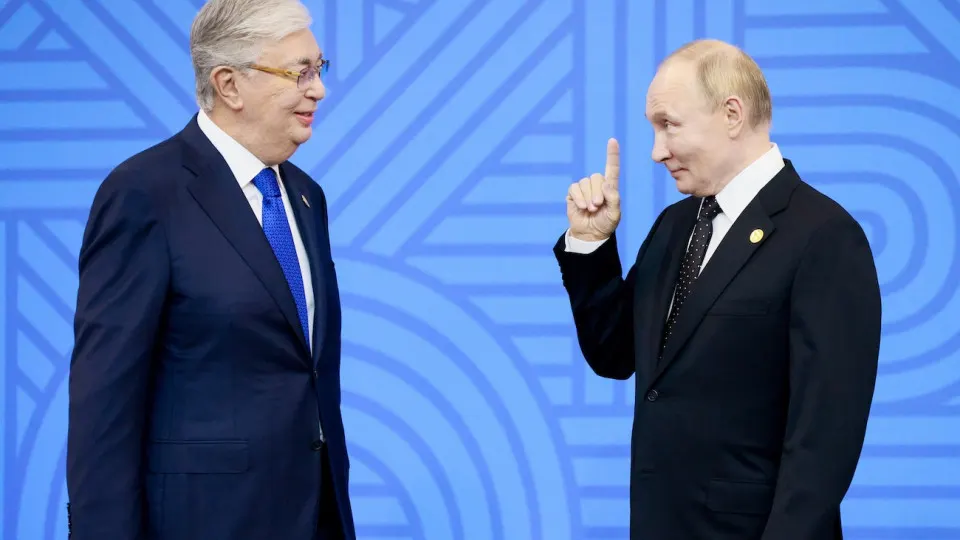 Из‑за сокращения выпуска бензина и ремонта НПЗ Россия обсуждает с Казахстаном поставки Аи‑92 примерно в 50 тыс. тонн; рассматриваются варианты процессинга и возможный обмен на авиакеросин. Остановка НПЗ и атаки БПЛА снизили выпуск топлива.