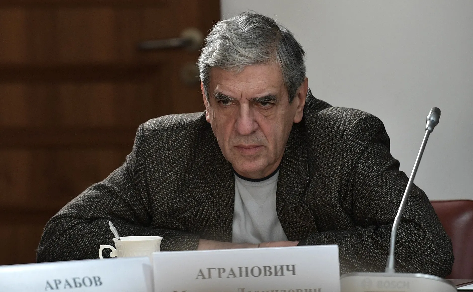 Операторский факультет объявил набор в специальную группу мастерской Михаила Аграновича: обучение с 2027 года будет бесплатным при условии годового контракта с Минобороны в войсках беспилотных систем. Студентам обещают общежитие, статус ветерана и льготы, но юристы предупреждают о рисках с «гарантированным увольнением».