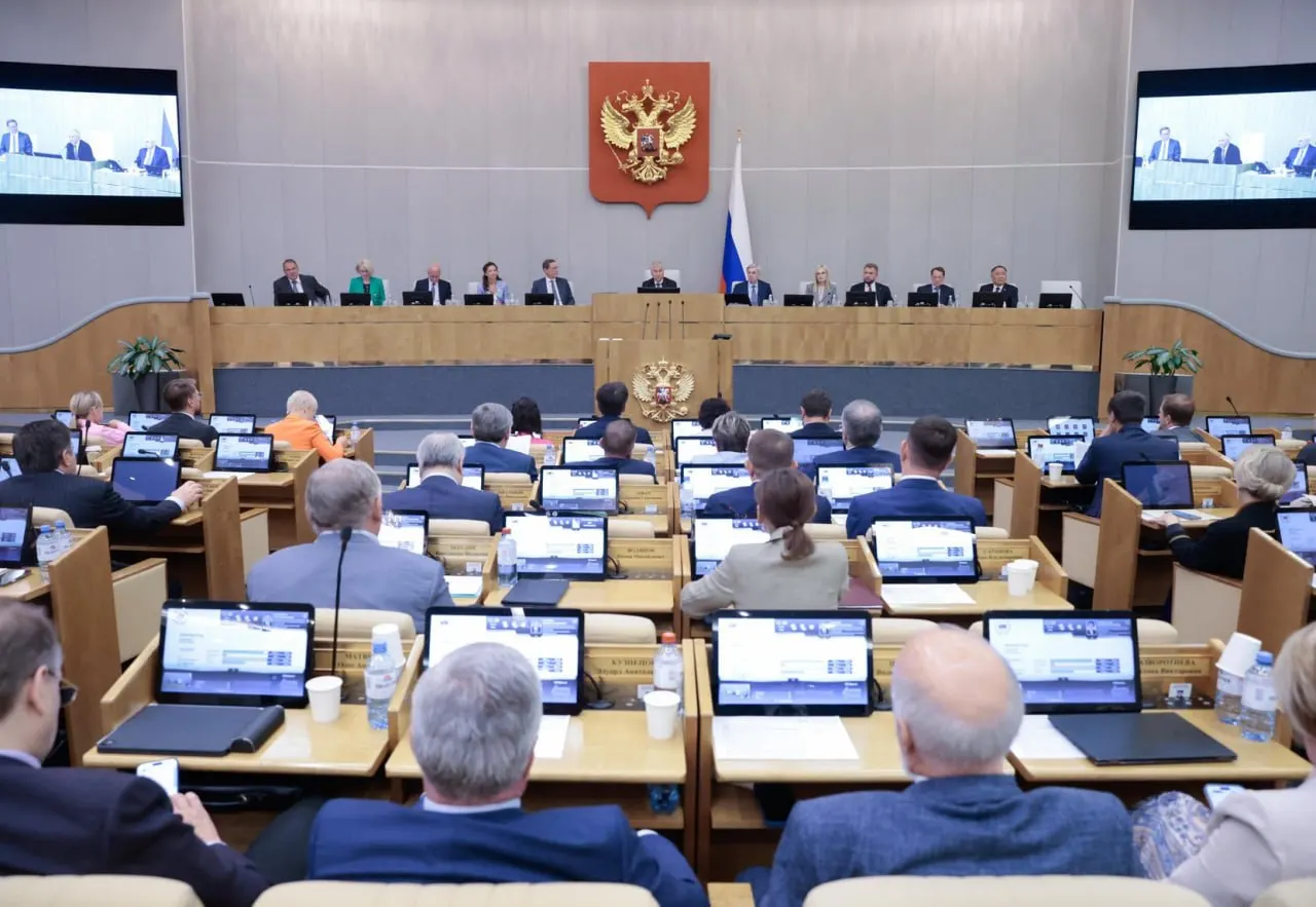 Анализ данных системы законодательной деятельности показывает: Госдума утверждает 84% правительских и 99% президентских законопроектов, тогда как «депутатская» проходимость — около 25%.