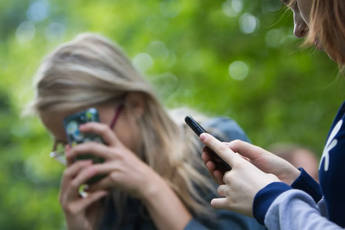 Предлагается ввести специальный статус для детских SIM‑карт: он ограничит контент 18+, сократит нежелательные рассылки и позволит блокировать международные входящие; операторы обязаны будут подключать родительский контроль бесплатно.