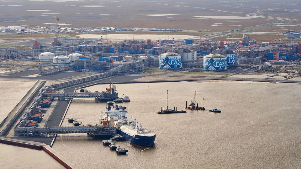 Несмотря на план постепенного отказа от российского газа, страны ЕС в первом полугодии приобрели рекордные 9,89 млн тонн СПГ с проекта «Ямал СПГ», ускоряя поставки до вступления в силу новых ограничений.