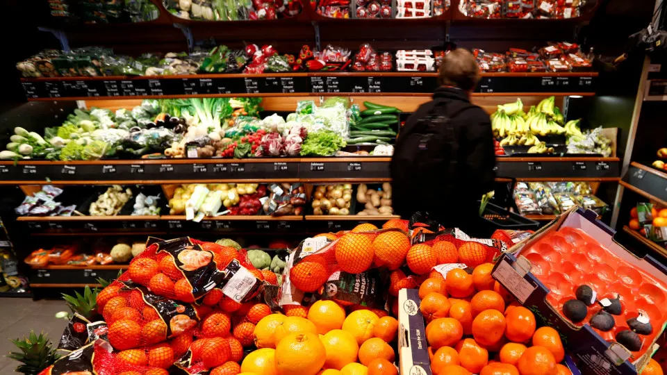 Дефицит и подорожание топлива подстегнули рост цен на продукты и услуги: с конца мая по начало июля овощи прибавили до 27,7%, бензин и дизель — почти на 9–10%, а годовая топливная инфляция приблизилась к 20%.