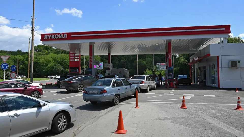 Цена белорусского АИ‑92 на бирже выросла за неделю на 6% — до 127 тыс. руб./т, с начала мая рост составил 1,8 раза. Дефицит топлива вызван падением производства на НПЗ; правительство наращивает импорт, но ограничения мощностей и санкции затрудняют быстрые поставки.