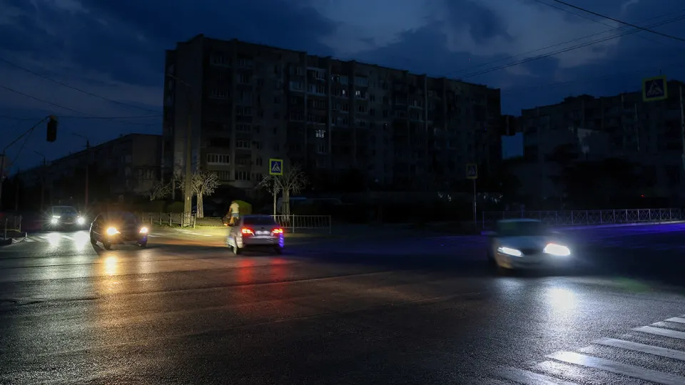 Из‑за дефицита топлива в ряде регионов сокращают автобусные рейсы и повышают стоимость проезда. Снижение переработки нефти и падение производства бензина вынуждают власти вводить ограничения и искать поставки за рубежом.