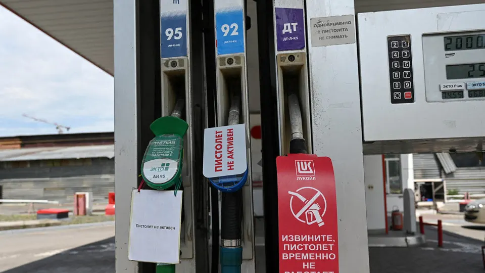 Дефицит и удорожание топлива привели к появлению сотен объявлений о продаже АЗС по всей стране — от частных сетей до активов крупных компаний. Производство бензина упало примерно на треть, возникают сбои в поставках для медучреждений и экстренных служб.